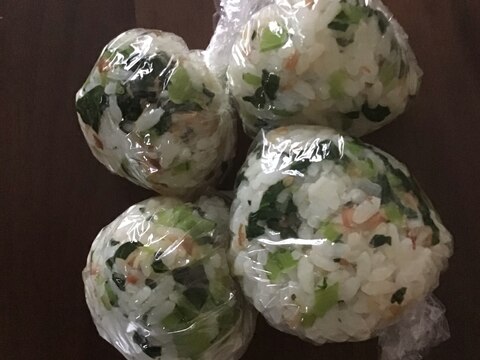 手づかみ食べ離乳食に!ツナと小松菜のおにぎり